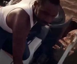 نجات راننده گرفتار در جریان سیلاب