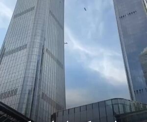 برخورد هواپیمای سبک با بلندترین آسمان‌خراش پکن؛ خلبان جان باخت