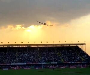پرواز ایرباس A380 امارات برفراز ورزشگاه  