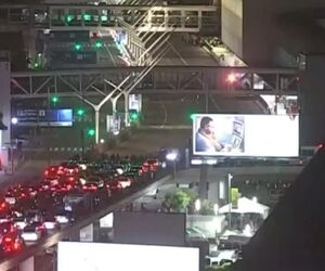 بسته شدن فرودگاه لس آنجلس بخاطر پیدا شدن بسته مشکوک