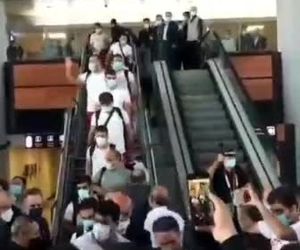 استقبال بینظیر مردم و تشویق حسن یزدانی در فرودگاه امام خمینی(ره) 