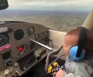 نشستن کودک خردسال بر صندلی کمک خلبانی 