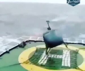 هلیکوپتر از کنترل خارج شده و خوش شانسی مکانیک