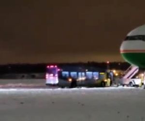 ویدیو اختصاصی کن‌نیوز از خروج بویینگ ۷۷۷ ایوا ایر از تاکسی وی فرودگاه ونکوور به دلیل برف سنگین 
