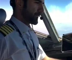 لحظات آغازین سال ۱۴۰۰ در کاکپیت بویینگ ۷۳۷ و تبریک خلبانان به هم