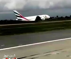 فرود ایرباس A380 هواپیمایی امارات همزمان با تیک‌آف بویینگ ۷۳۷ هواپیمایی southwest بر روی باندهای موازی 