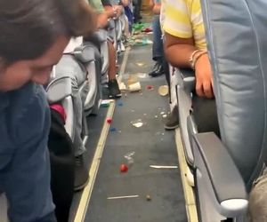 کابین هواپیما پس از توربالانس 
کابین پرواز شماره ۱۷۶ هواپیمایی آذربایجان را مشاهده می‌کنید که در مسیر استانبول به باکو با توربالانس شدید مواجه شده است.