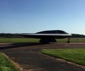 تاکسی کردن بمب‌افکن B2