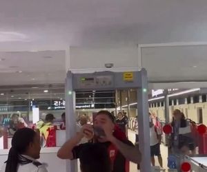 شوخی خنده‌دار گلر اسپانیا با مسئول گیت فرودگاه فرانسه +فیلم