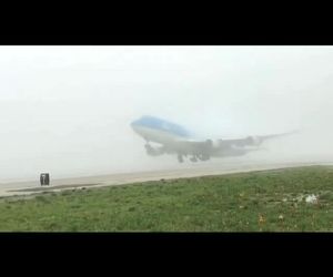 تیک‌آف بویینگ ۷۴۷ شرکت هواپیمایی سلطنتی هلند KLM در هوای مه آلود 