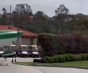 فرود اضطراری یک هواپیمای کوچک تنها چند قدم دورتر از بازیکنان گلف
