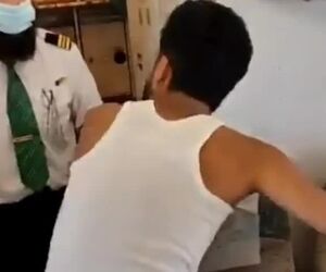 دیپورت مسافری که به پنجره هواپیما لگد زد