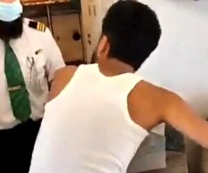 دیپورت مسافری که به پنجره هواپیما لگد زد