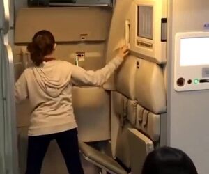 آموزش نحوه عکس‌العمل در شرایط اضطراری به مهمانداران