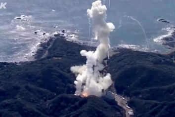 موشک فضایی ژاپن لحظاتی پس از پرتاب منفجر شد