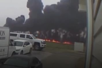 سقوط هواپیمای قهرمان
 اتوموبیلرانی آمریکا به همراه خانواده