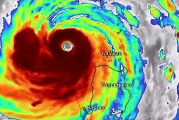 طوفان سهمگین راگاسا بیش از ۵۰۰ پرواز را در هنگ‌کنگ لغو می‌کند