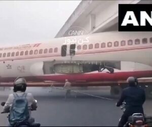  گرفتار شدن هواپیما زیر یک پل در هند
