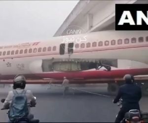  گرفتار شدن هواپیما زیر یک پل در هند
