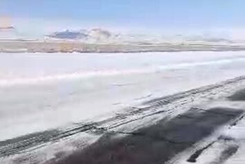 برف‌روبی سطوح عملیاتی فرودگاه شهدای زنجان