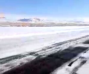 برف‌روبی سطوح عملیاتی فرودگاه شهدای زنجان