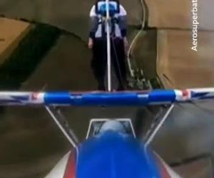 پرواز  زن 93 ساله انگلیسی ایستاده روی بال های هواپیما 