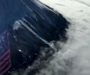 پرواز فورمیشن اسکادران ۱۰۲ نیروی دریایی ایالات متحده آمریکا برفراز کوه فوجی