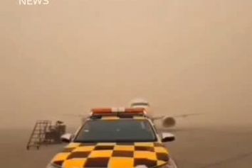 لحظه ورود طوفان شن به فرودگاه یزد