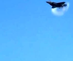 ویدیویی هیجان انگیز از لحظه شکستن دیوار صوتی توسط جنگنده F35 و تشکیل موج شوک روی بدنه آن