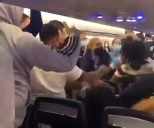 جنجال در هواپیما به دلیل عدم استفاده از ماسک 