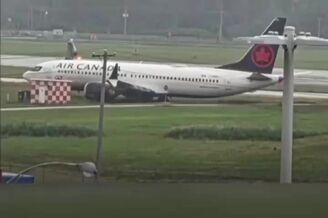 ببینید|  خروج بوئینگ ۷۳۷ مکس ایر کانادا از باند پس از فرود در مونترال