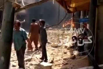 تصاویر محل برخورد هواپیماى ایرباس٣٢٠ به ساختمانهاى اطراف فرودگاه کراچى. همه ٩٥ سرنشین هواپیما کشته شده اند.