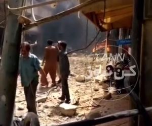 تصاویر محل برخورد هواپیماى ایرباس٣٢٠ به ساختمانهاى اطراف فرودگاه کراچى. همه ٩٥ سرنشین هواپیما کشته شده اند.