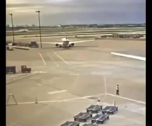 برخورد بال هواپیما با چراغ روشنایی فرودگاه