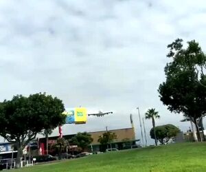 پیشروی A380 برای فرود در فرودگاه بین‌المللی LAX
