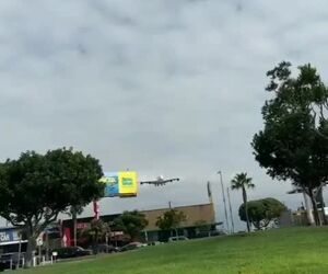 پیشروی A380 برای فرود در فرودگاه بین‌المللی LAX