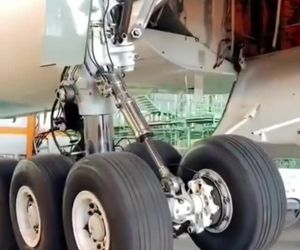 باز شدن ارابه فرود اصلی بویینگ ۷۷۷ 
