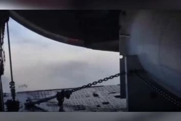 نمای داخل هواپیمای ایلوشین ۷۶ و لحظه تخلیه آب بر فراز جنگل الیت