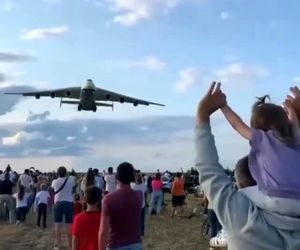 ایستادن در زیر بزرگترین هواپیمای جهان لحظاتی پیش از فرود