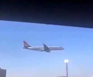 پرواز امبرائر شرکت هواپیمایی آفریقا جنوبی از روی ورزشگاه از دو نما