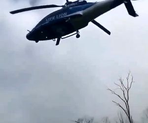  سرعت چرخش پره‌ها با نرخ باز و بسته شدن شاتر دوربین مطابقت دارد که باعث شده هلیکوپتر شناور به نظر برسد.