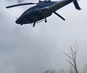  سرعت چرخش پره‌ها با نرخ باز و بسته شدن شاتر دوربین مطابقت دارد که باعث شده هلیکوپتر شناور به نظر برسد.