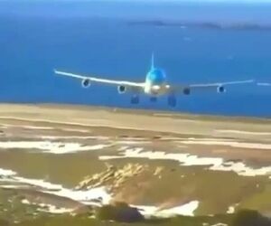 فرود ایرباسA340 در باد جانبی شدید 