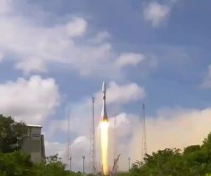 لحظه پرتاب ماهواره‌بر سایوز که ماهواره CSO2 فرانسه را با خود حمل می‌کرد