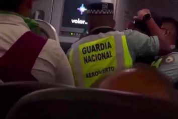 تهدید بمب و ادعای حمل سلاح، هواپیما را به فرود اضطراری کشاند