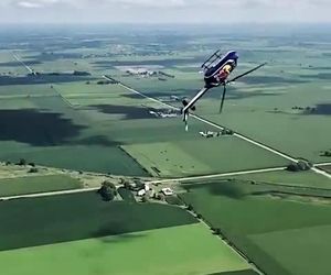 تصاویری از مانور چرخش هلیکوپتر در آسمان