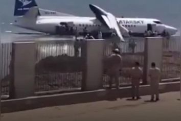 فرود اضطراری یک فوکر ۵۰ با ۵۵ سرنشین در ساحل