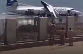 فرود اضطراری یک فوکر ۵۰ با ۵۵ سرنشین در ساحل