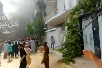 نخستین تصاویر از محل سقوط ایرباس۳۲۰ هواپیمایی پاکستان در نزدیکی فرودگاه کراچی. دقایقی پیش