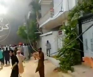 نخستین تصاویر از محل سقوط ایرباس۳۲۰ هواپیمایی پاکستان در نزدیکی فرودگاه کراچی. دقایقی پیش